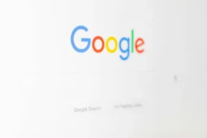 Consultant SEO expliquant le fonctionnement d’un abonnement SEO pour améliorer la visibilité sur Google
